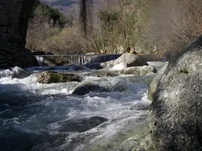 Passe à gauche sous le pont de Galari.